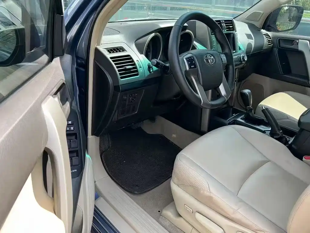 Toyota Land Cruiser Prado 2010 2.7L AT Luxury