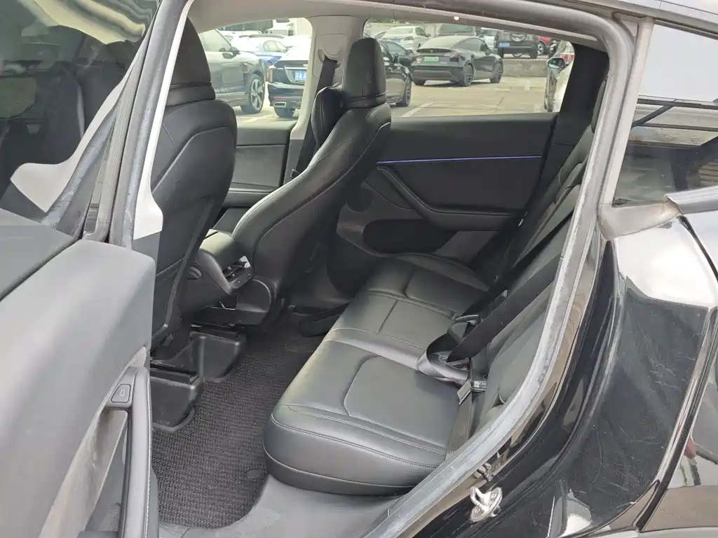 Tesla Model Y — миниатюра 8