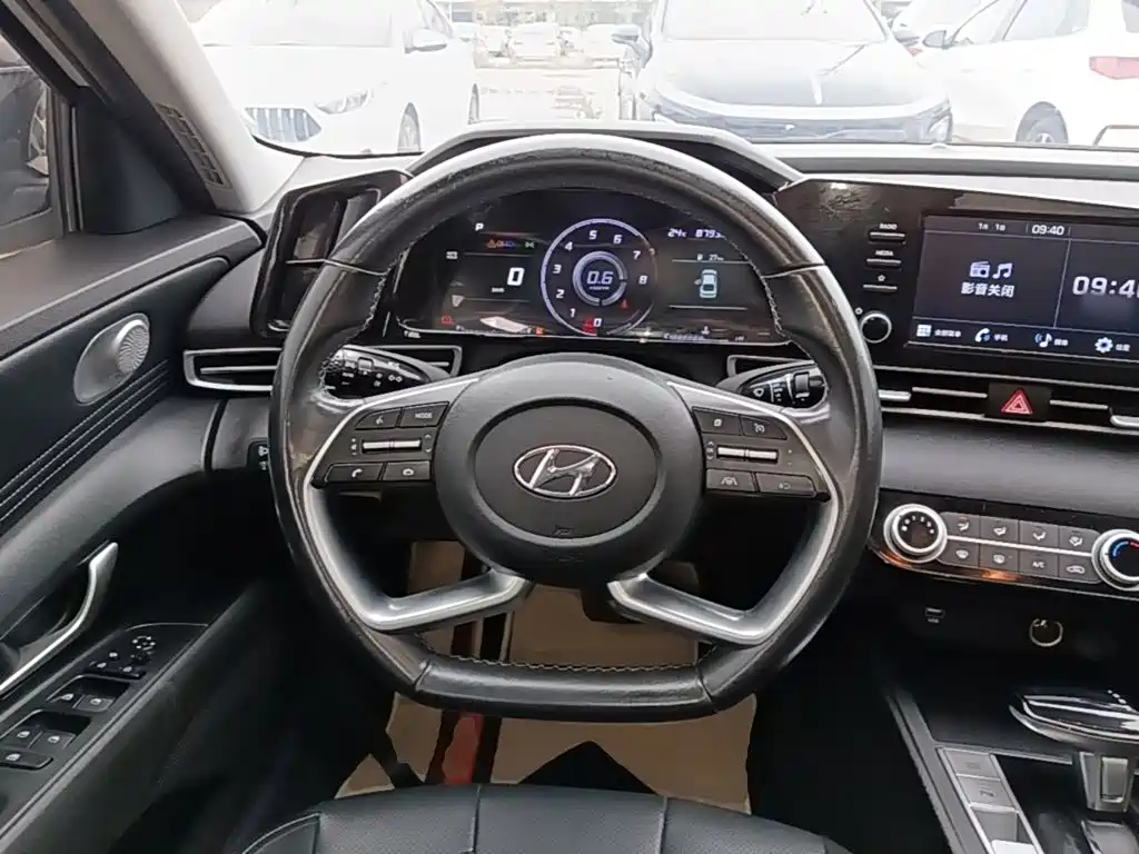 Hyundai Elantra — миниатюра 11