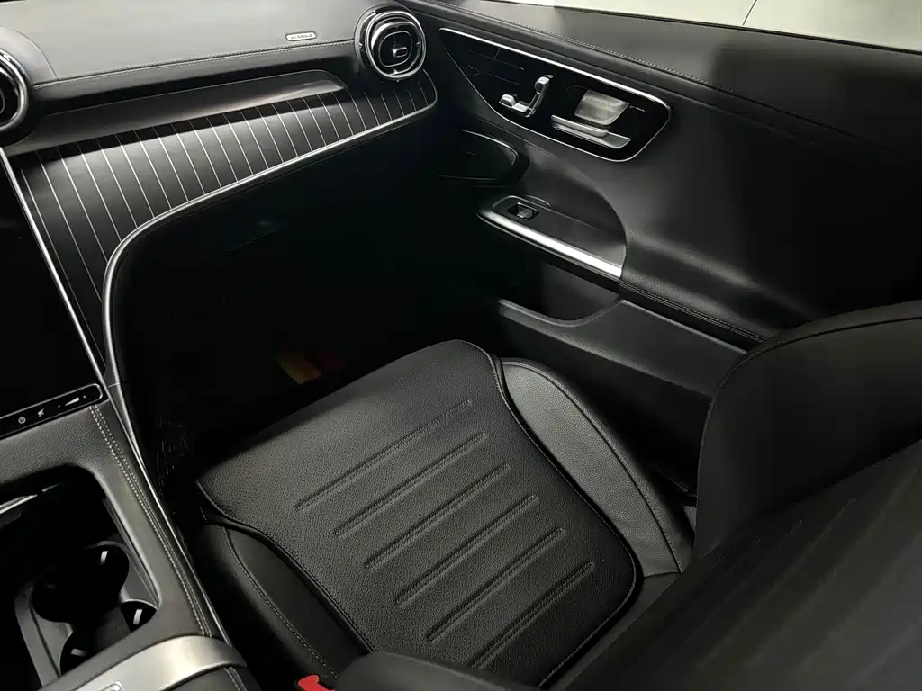Mercedes-Benz C-Class — миниатюра 13