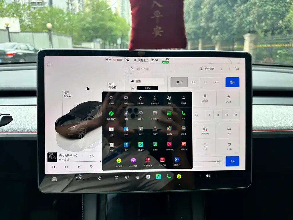 Tesla Model Y — миниатюра 12