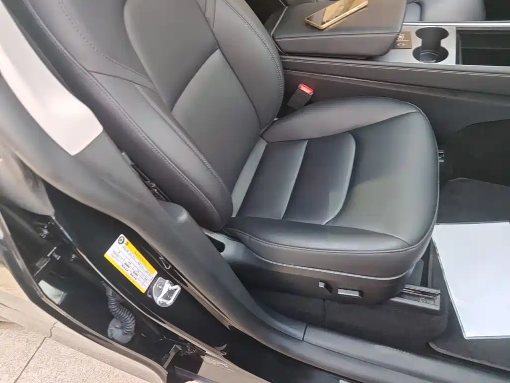 Tesla Model Y — миниатюра 25