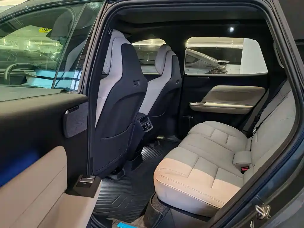 Volvo XC70 PHEV — миниатюра 7