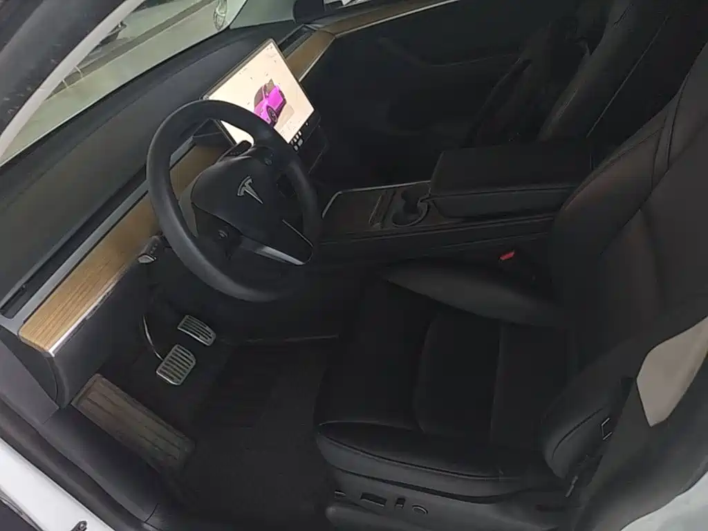 Tesla Model Y — миниатюра 15