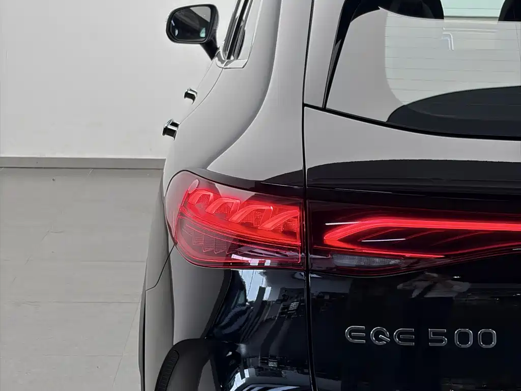 Mercedes-Benz EQE SUV — миниатюра 18