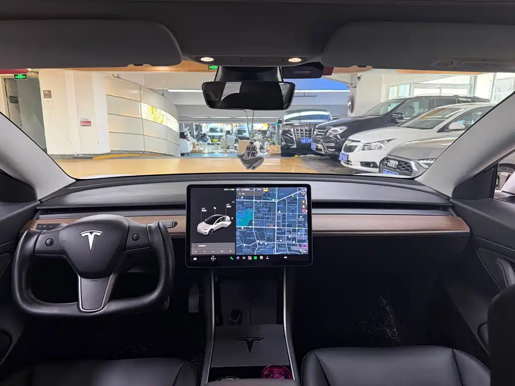 Tesla Model 3 — миниатюра 7