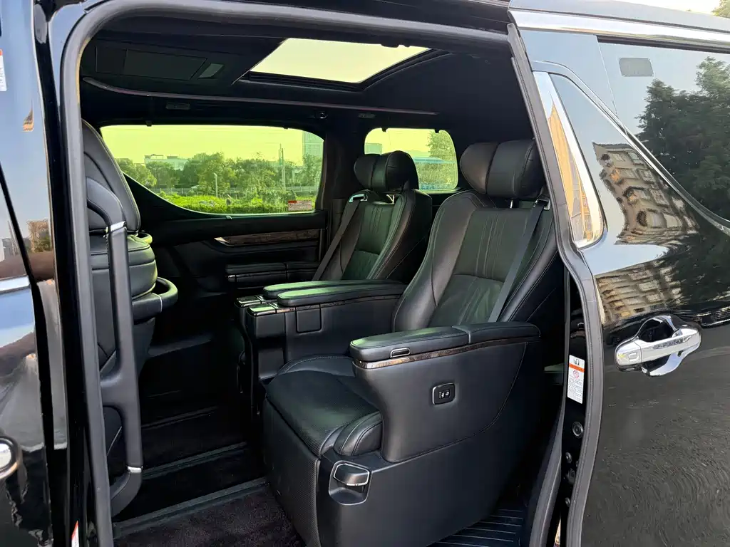 Toyota Alphard — миниатюра 6