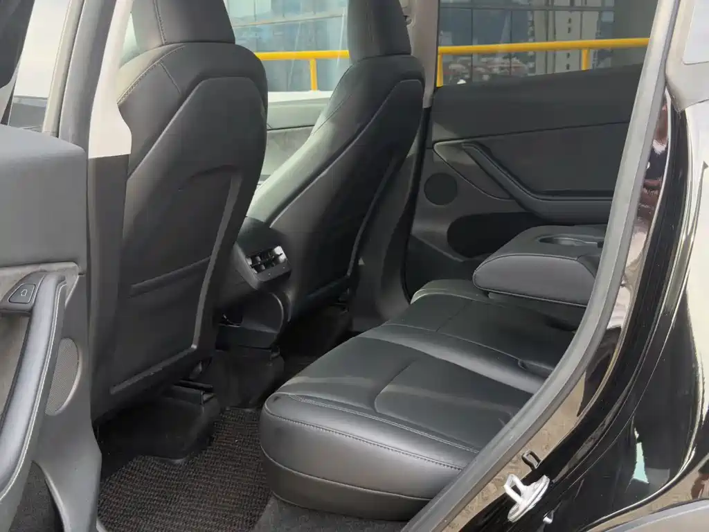 Tesla Model Y — миниатюра 8