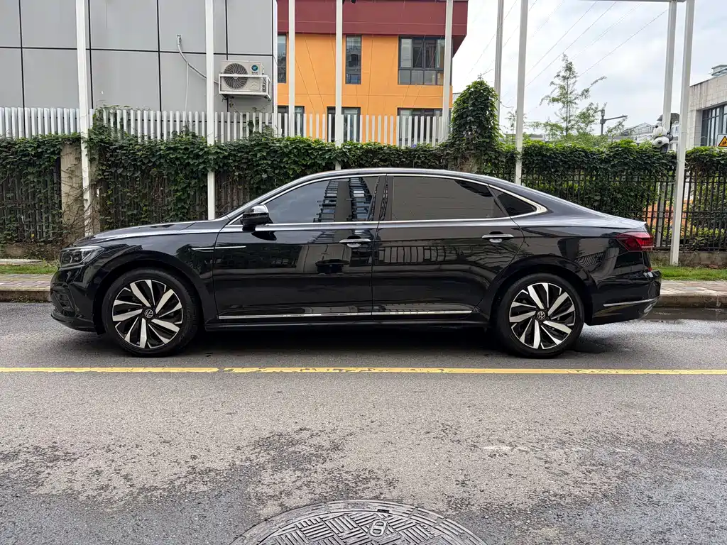 Volkswagen Passat 2024 380TSI