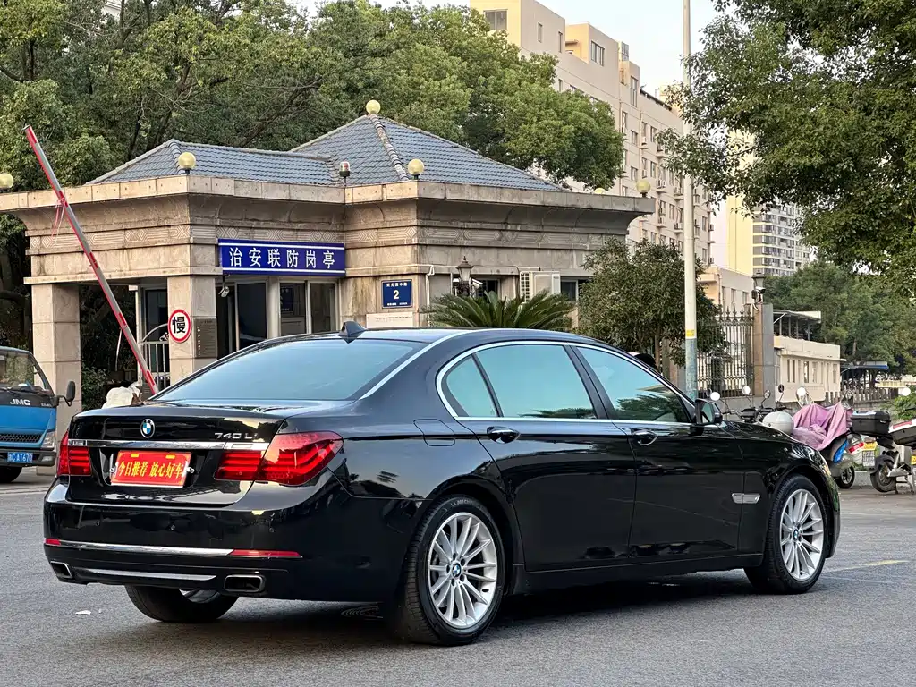 BMW 7 Series — миниатюра 6