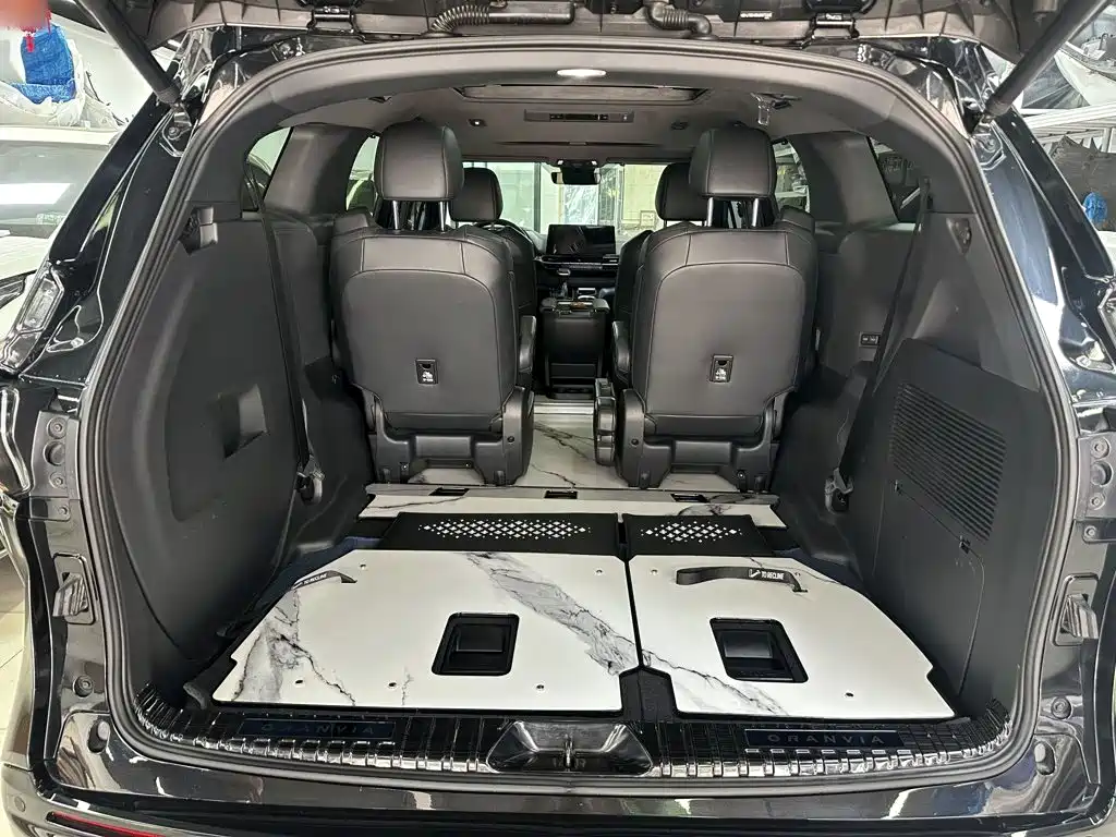 Toyota Granvia — миниатюра 16