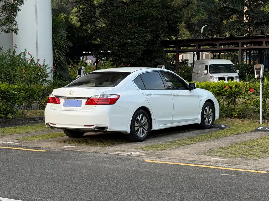 Honda Accord — миниатюра 9