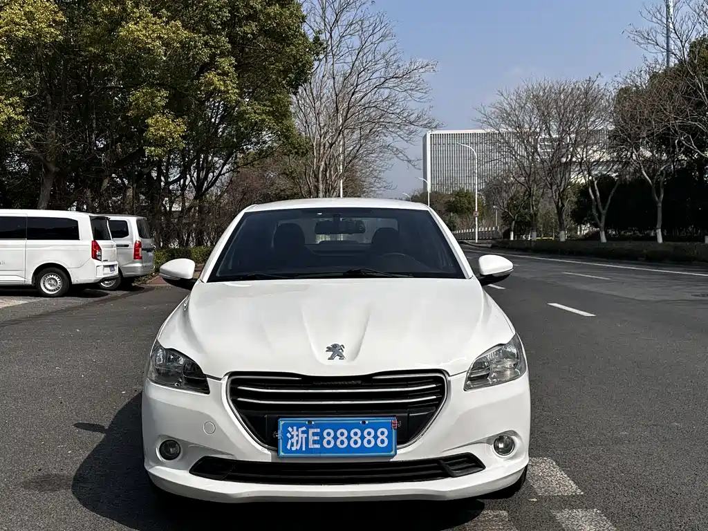 Peugeot 301 2016 1.6L MT Comfort