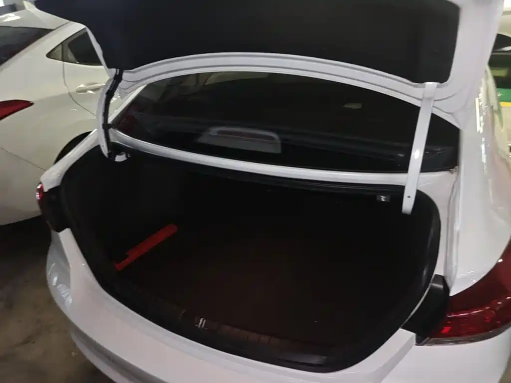Hyundai Elantra — миниатюра 19