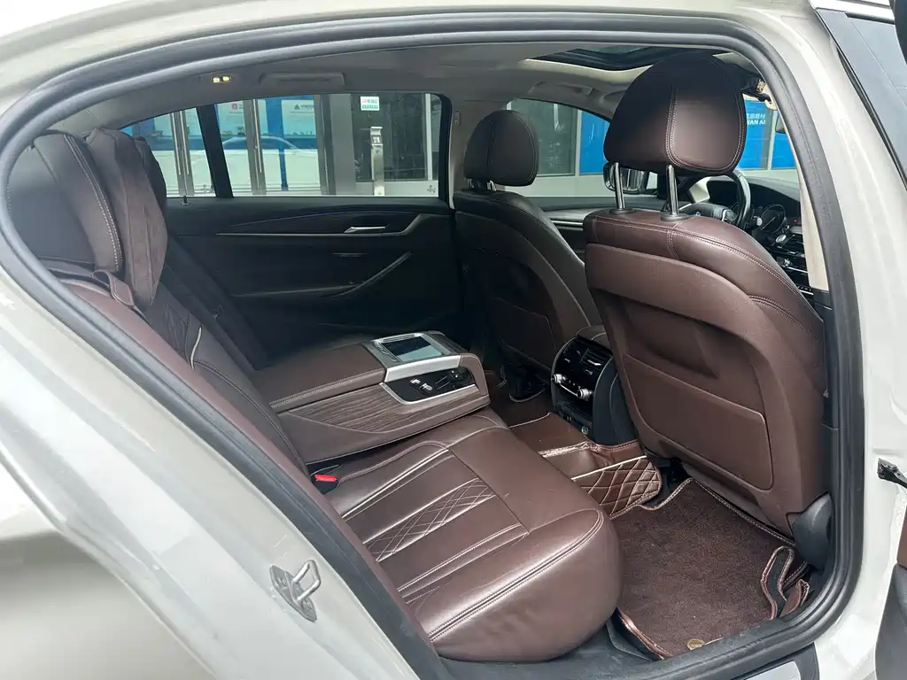 BMW 5 Series New Energy — миниатюра 10