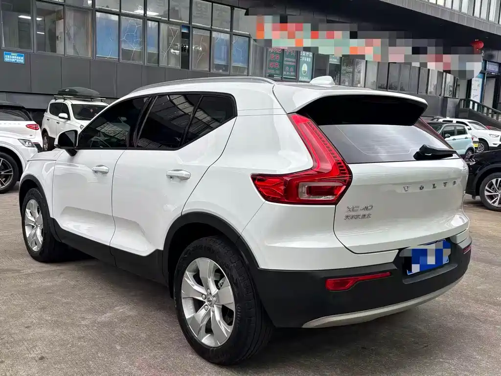 VOLVO XC40