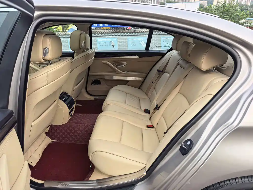 BMW 5 Series — миниатюра 9