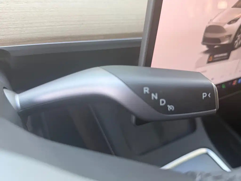 Tesla Model Y — миниатюра 17