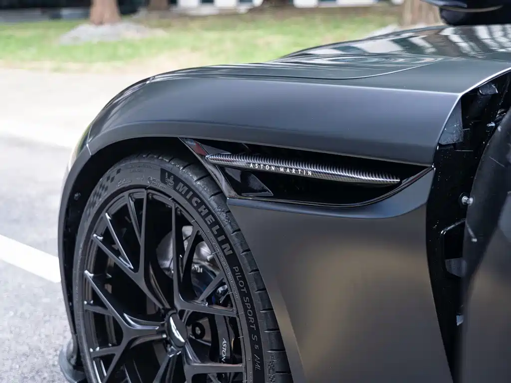 Aston Martin DB12 — миниатюра 9