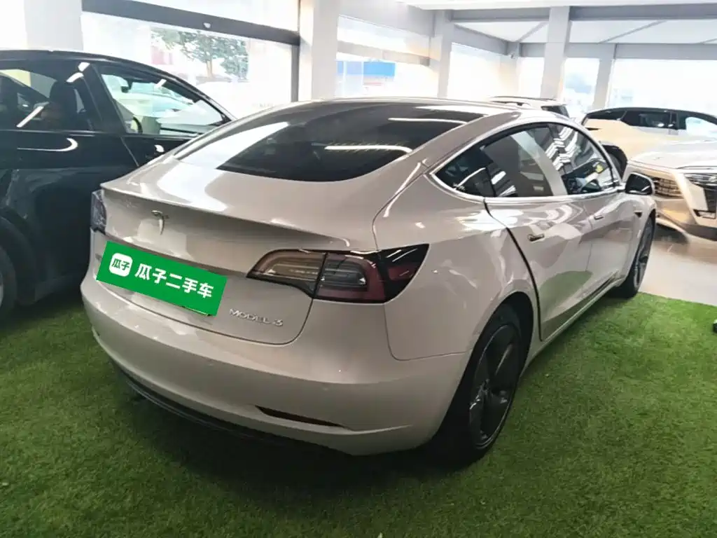 Tesla Model 3 — миниатюра 7
