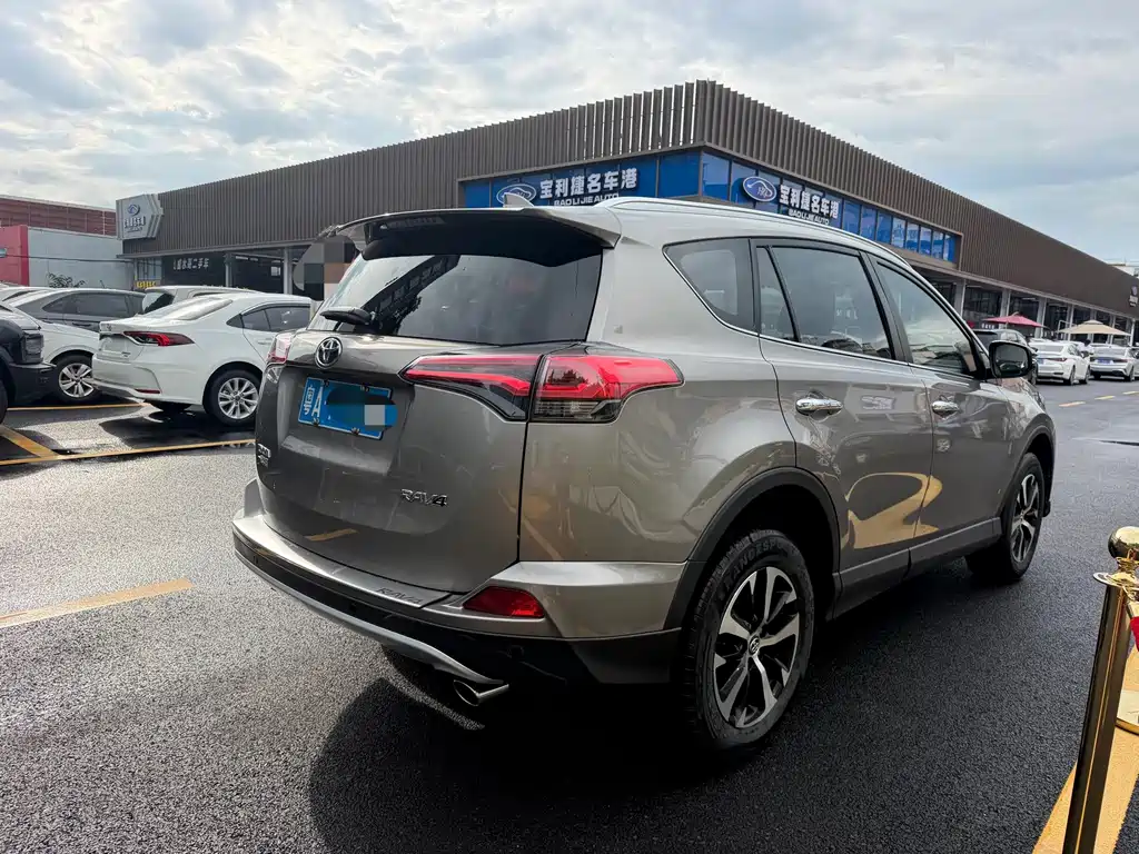 Toyota RAV4 — миниатюра 6