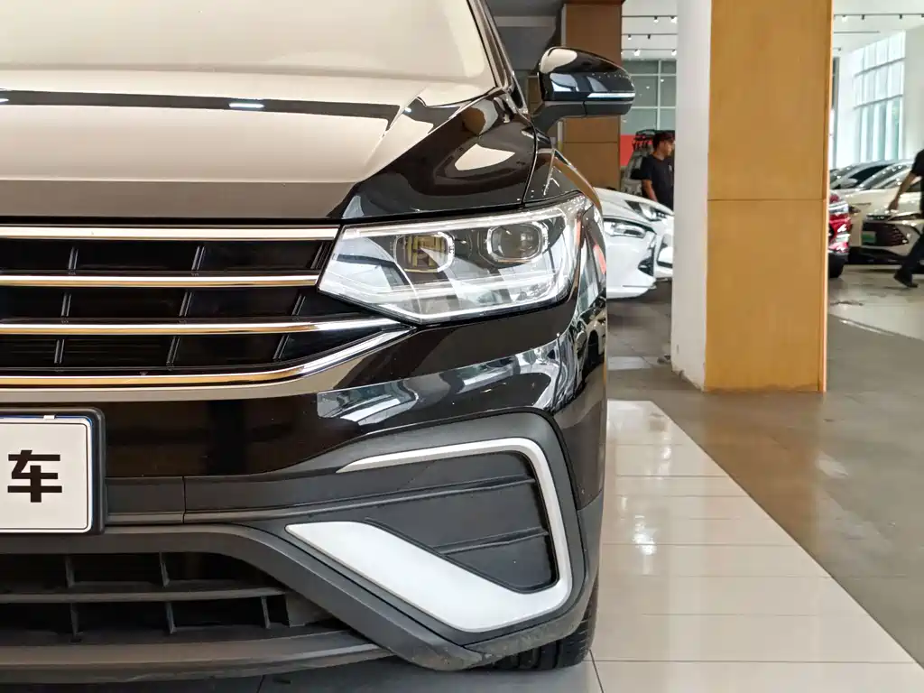 Volkswagen Tiguan L — миниатюра 2