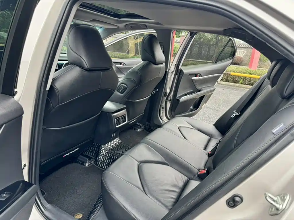 Toyota Camry — миниатюра 12