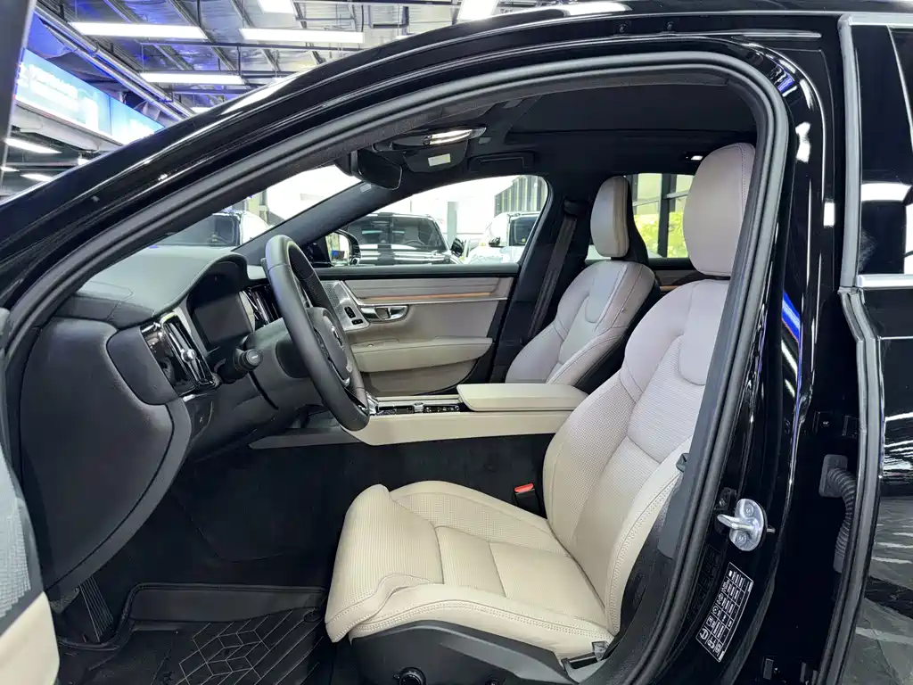 Volvo S90 2026 B5 Luxury