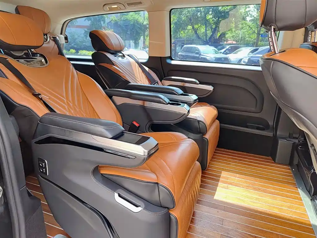 Mercedes-Benz Vito 2023 2.0T Elite 7 мест