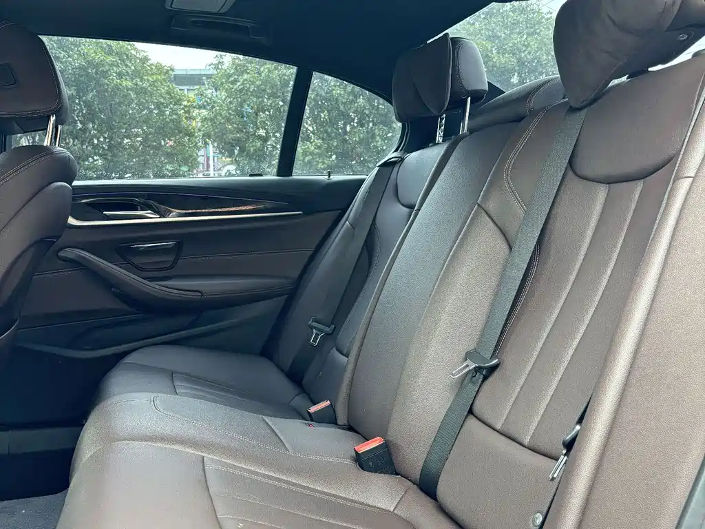 BMW 5 Series — миниатюра 11