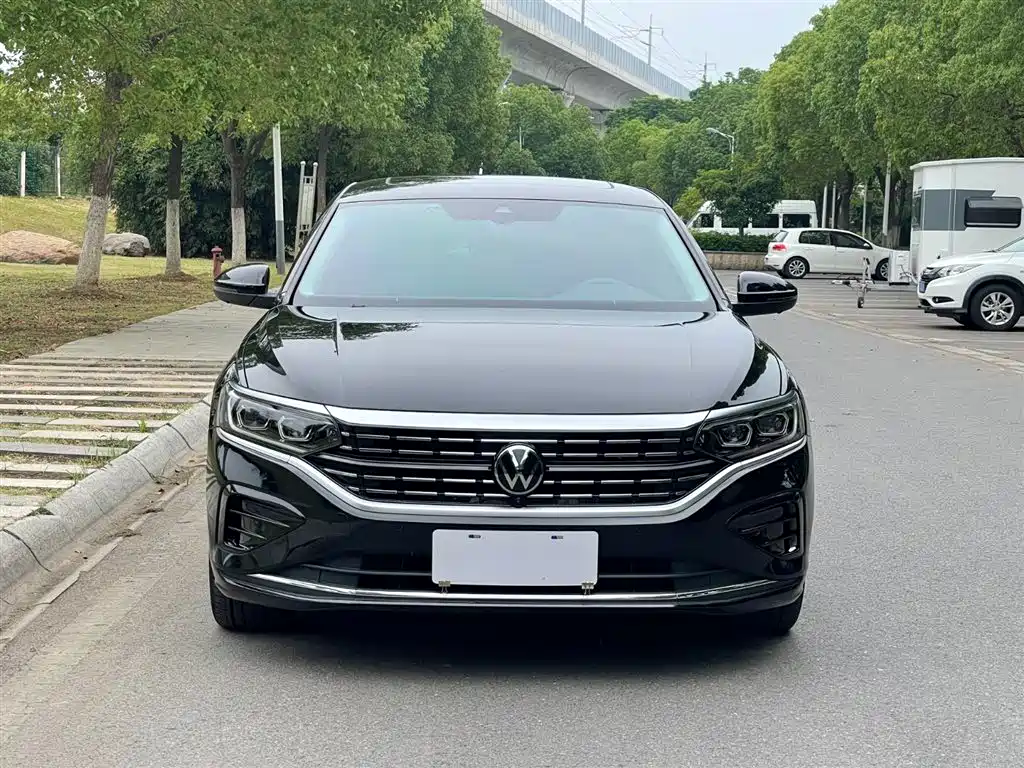 Volkswagen Passat 2023 380TSI Luxury