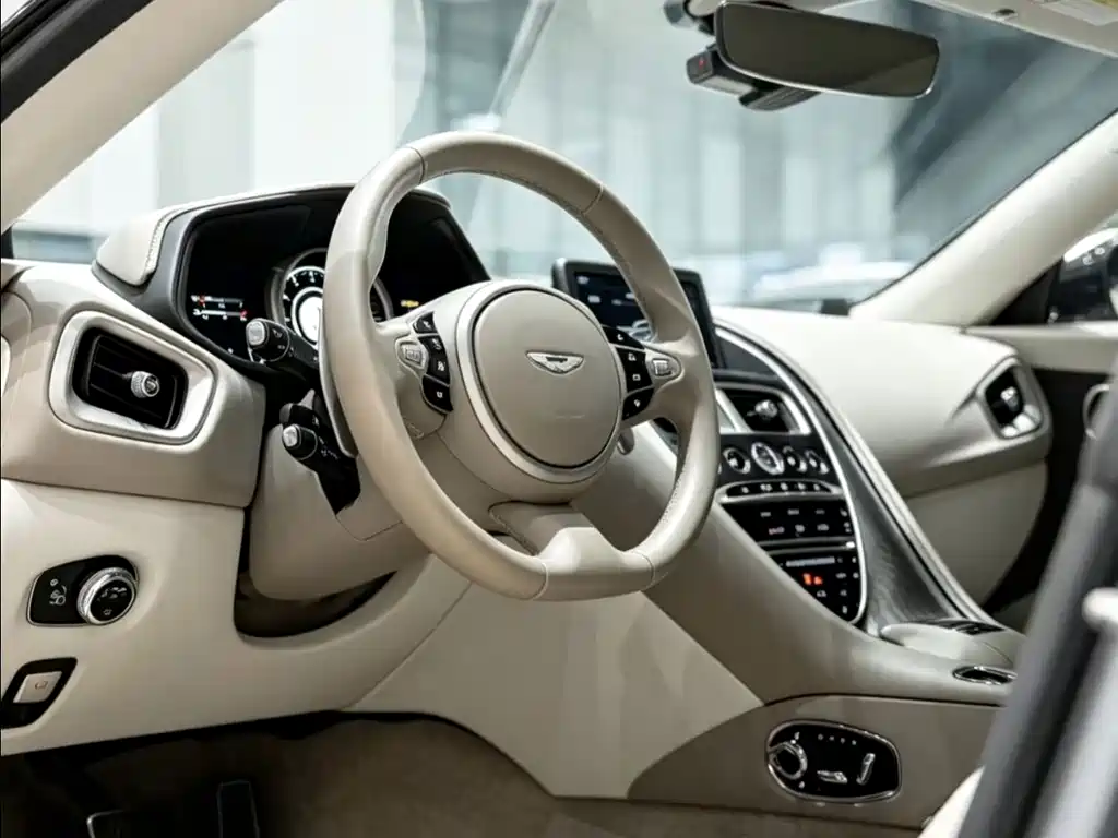 Aston Martin DB11 — миниатюра 10