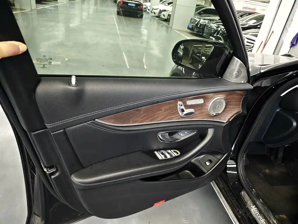 Mercedes-Benz E-Class — миниатюра 5