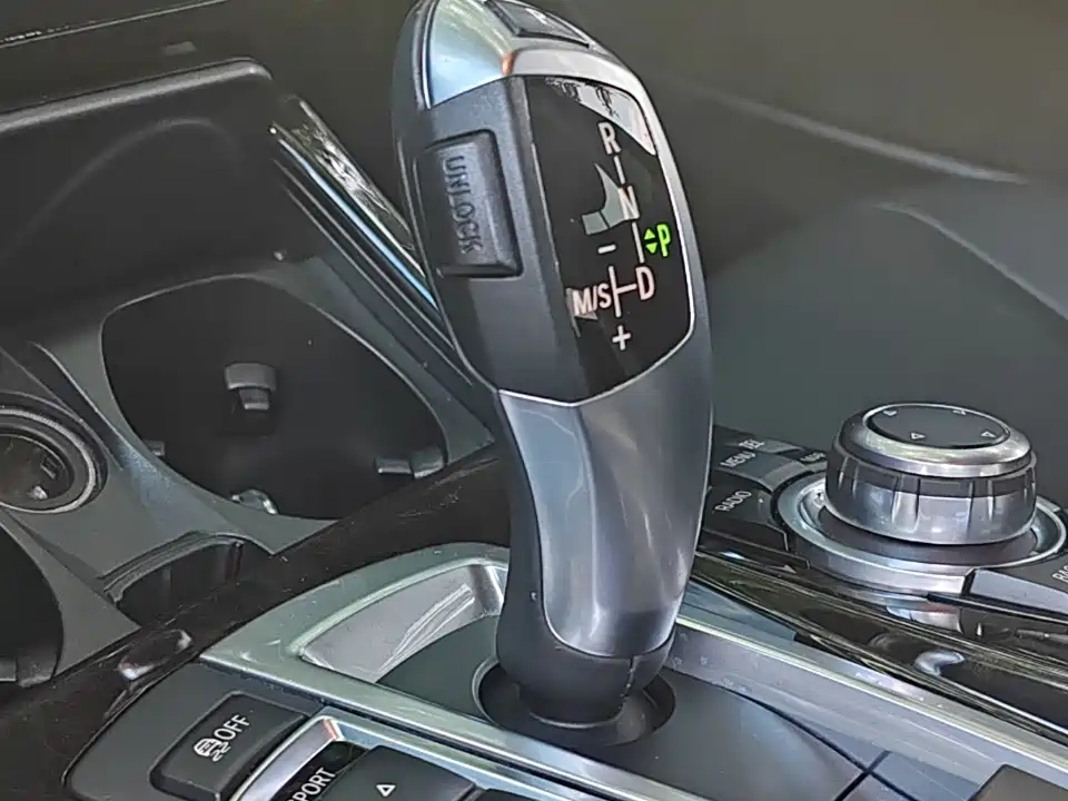 BMW 5 Series — миниатюра 11