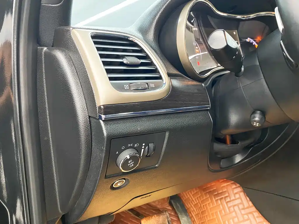 Jeep Grand Cherokee (Import) — миниатюра 10