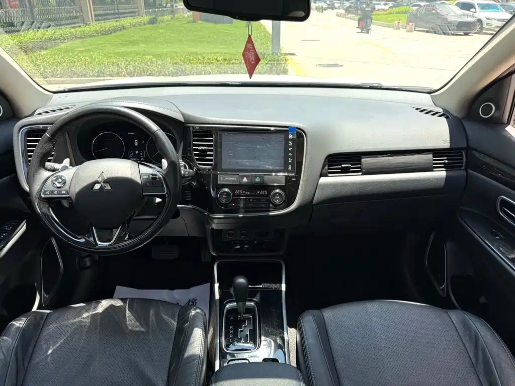 Mitsubishi Outlander — миниатюра 7