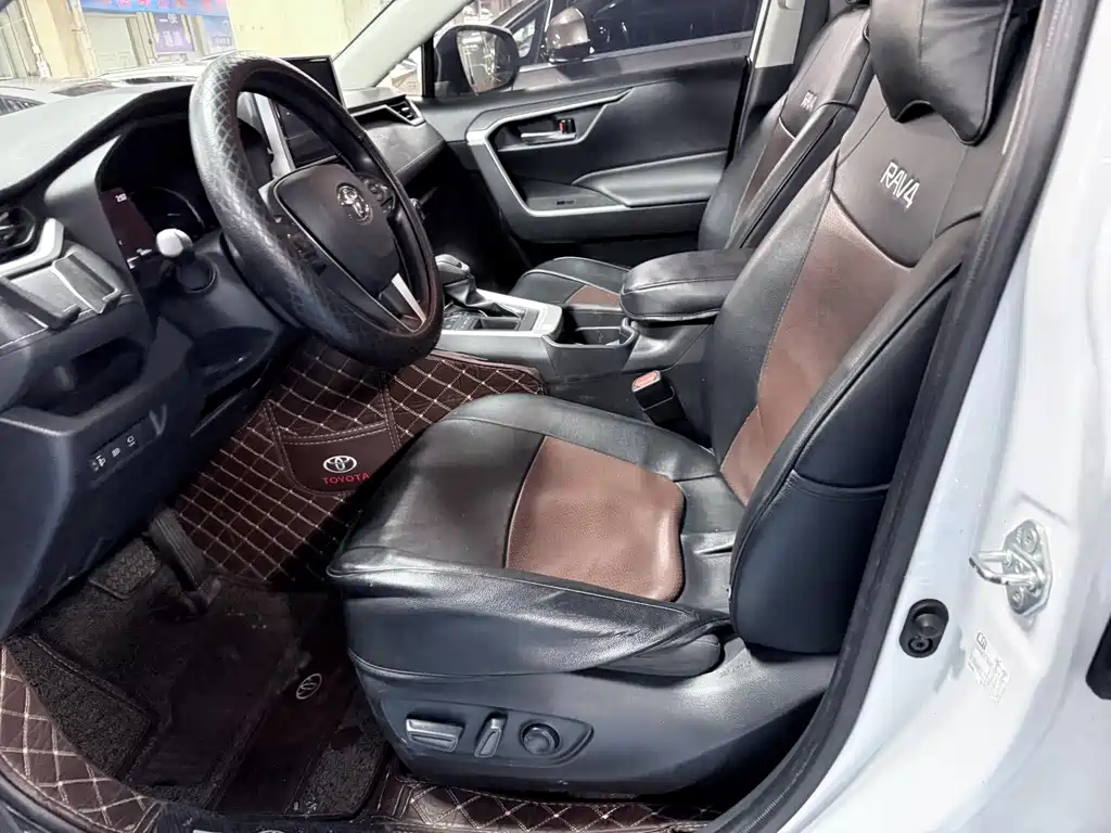 Toyota RAV4 - фото 8