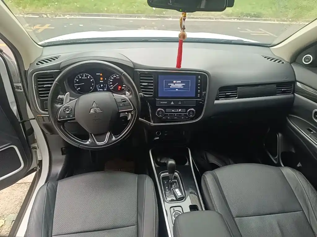 Mitsubishi Outlander — миниатюра 10