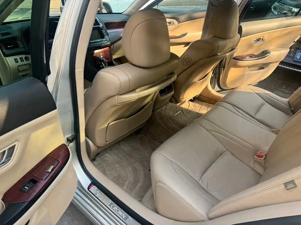 Toyota Crown — миниатюра 6