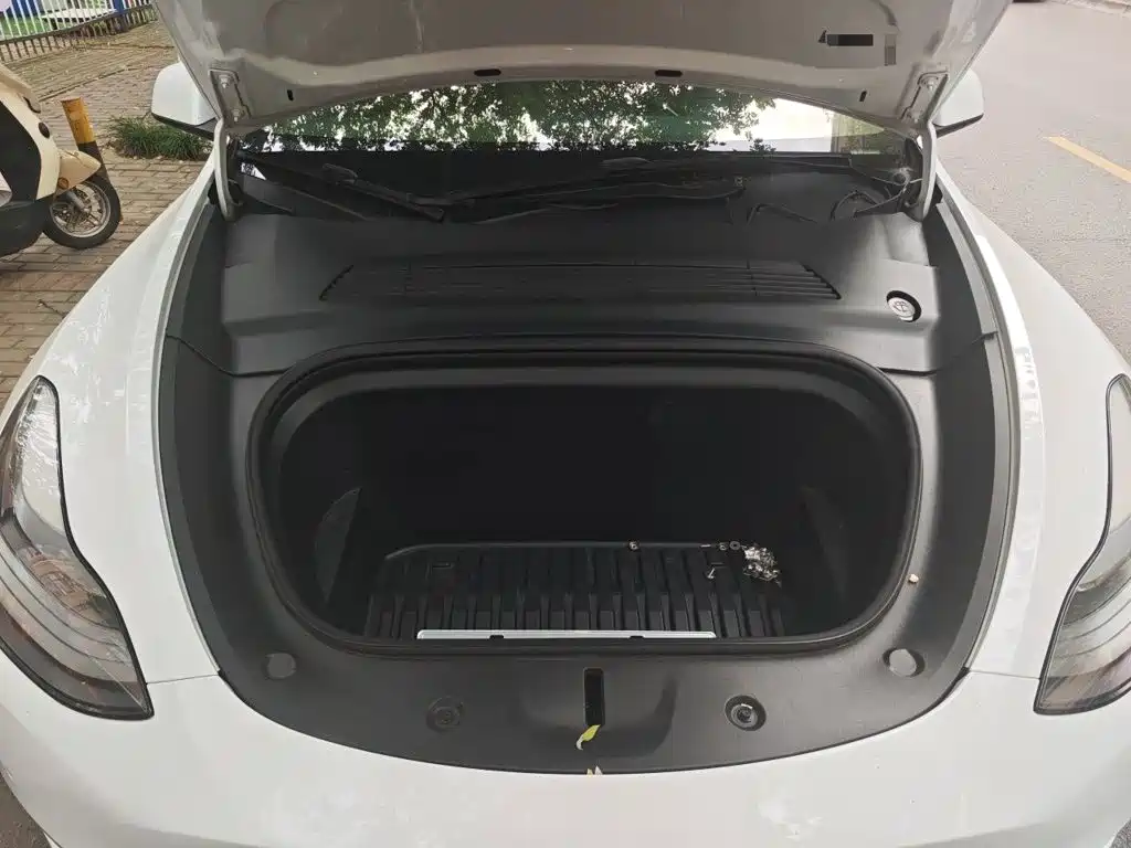 Tesla Model Y — миниатюра 21