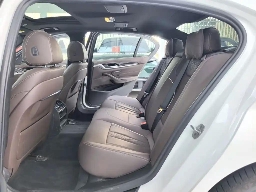 BMW 5 Series — миниатюра 9