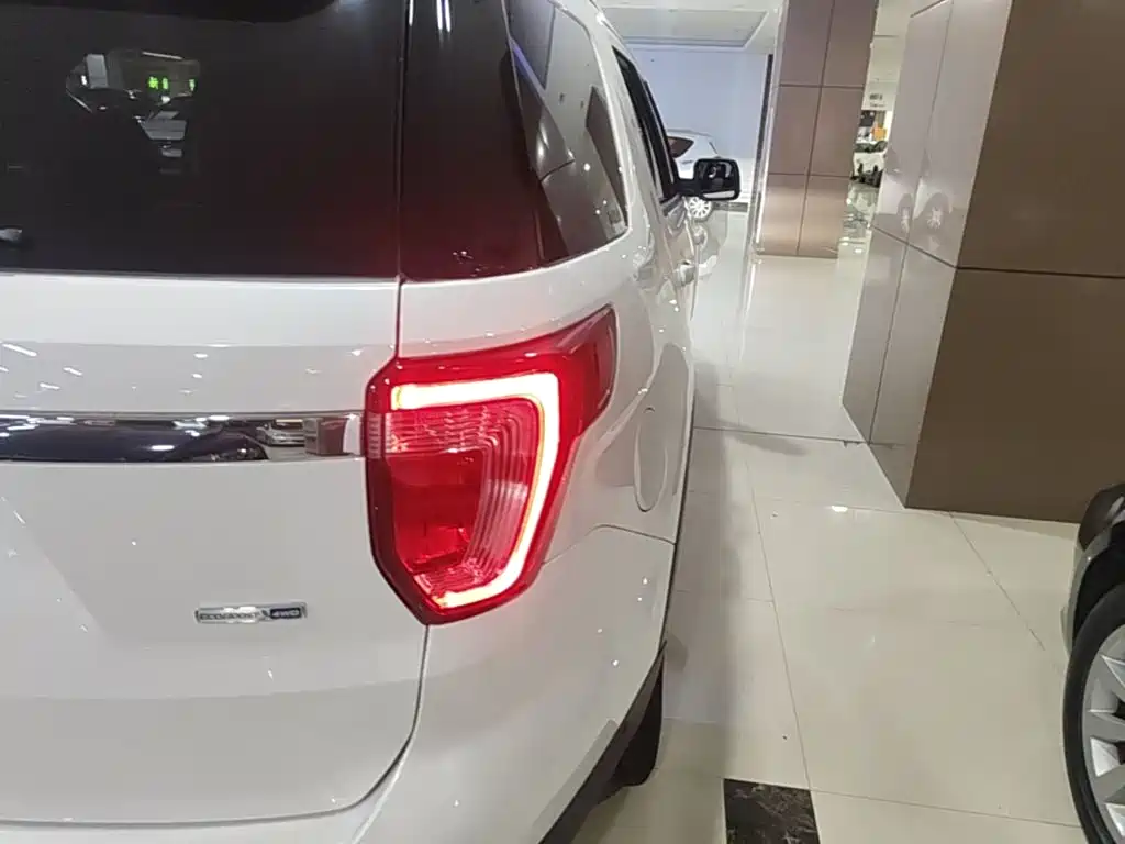 Ford Explorer (Import) — миниатюра 8