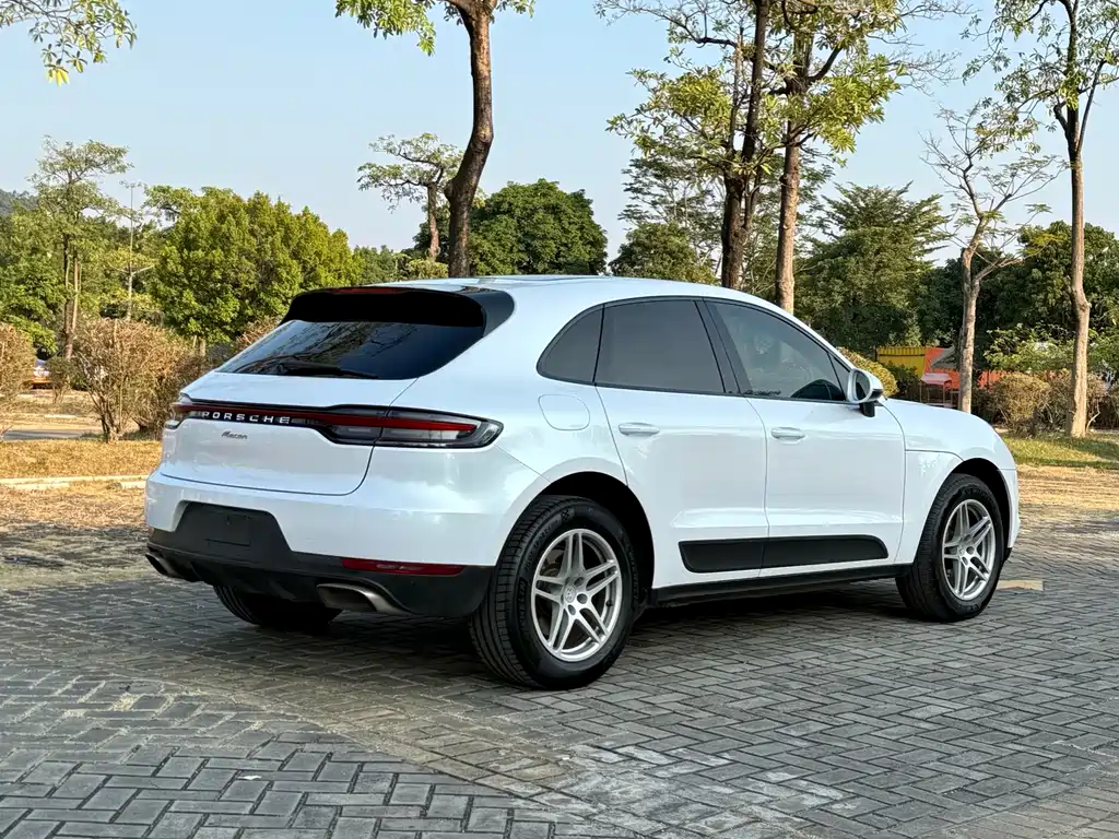 PORSCHE MACAN