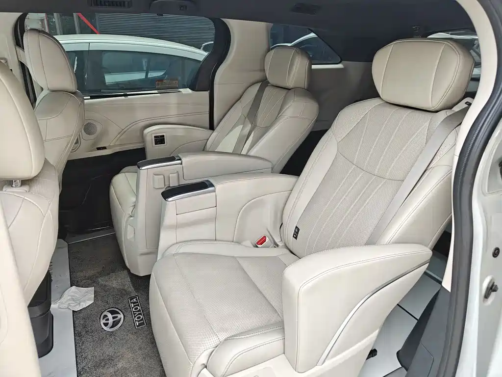 Toyota Granvia — миниатюра 7