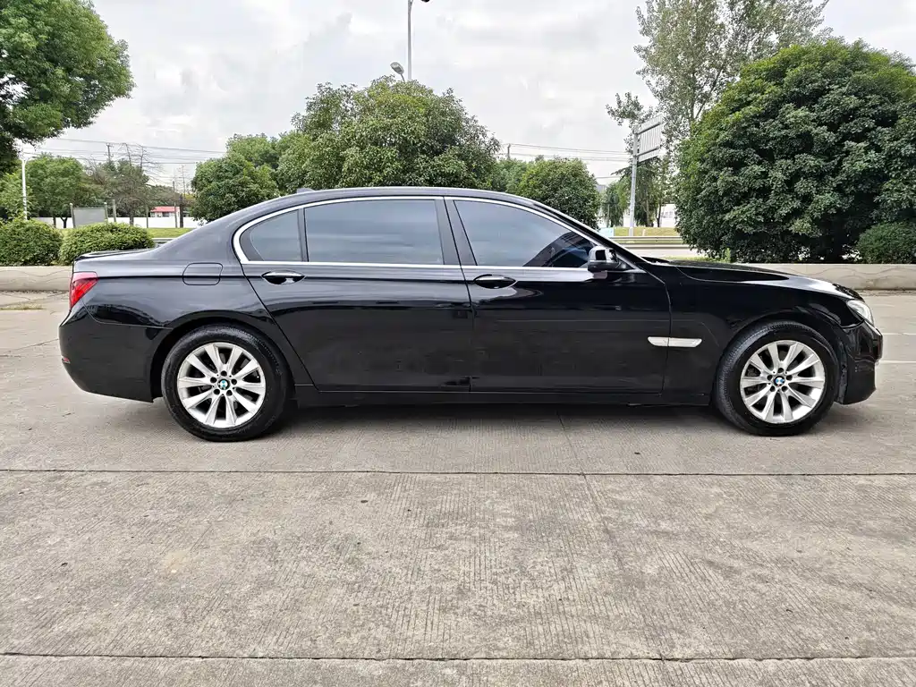 BMW 7 Series — миниатюра 4
