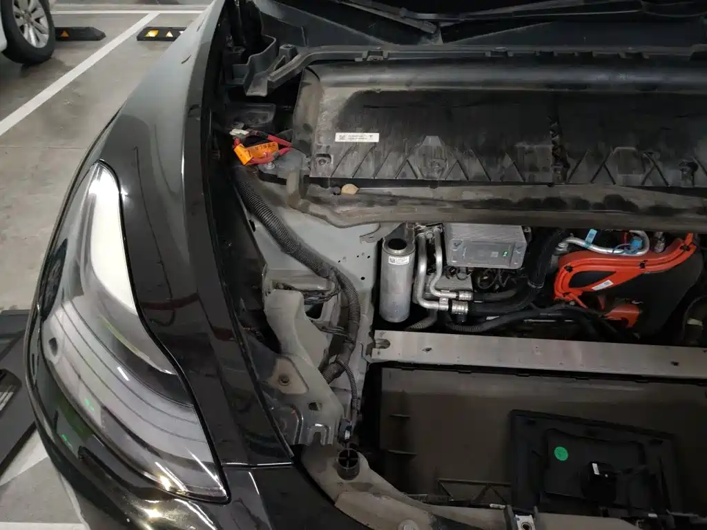 Tesla Model Y — миниатюра 18