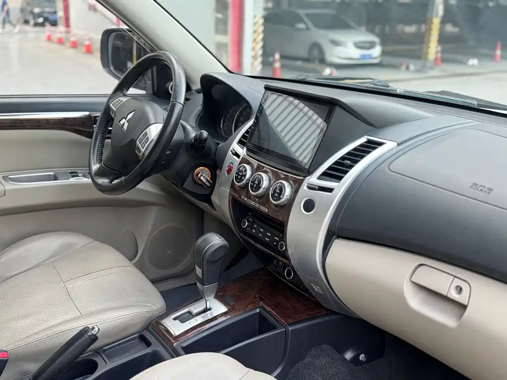 Mitsubishi Pajero Sport — миниатюра 12
