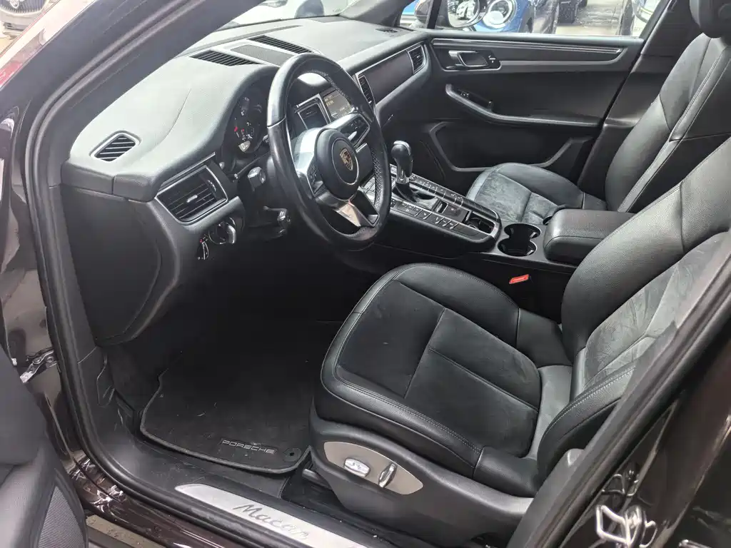 PORSCHE MACAN