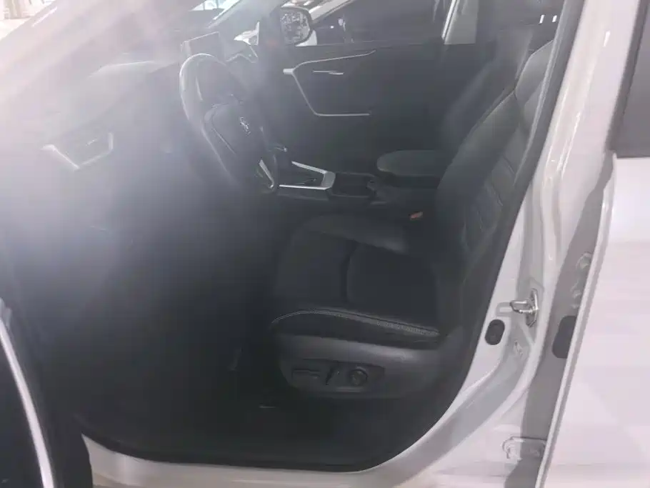 Toyota RAV4 — миниатюра 9