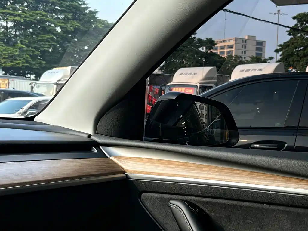 Tesla Model Y — миниатюра 14